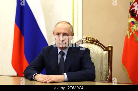 Novo-Ogaryovo, Russland. November 2023. Der russische Präsident Wladimir Putin hält eine Videoansprache an Teilnehmer der 11. Sitzung der Sekretäre des sicherheitsrats der GUS-mitgliedstaaten vom offiziellen Wohnsitz in Novo-Ogaryowo, 8. November 2023 außerhalb Moskaus. Quelle: Gavriil Grigorov/Kreml Pool/Alamy Live News Stockfoto