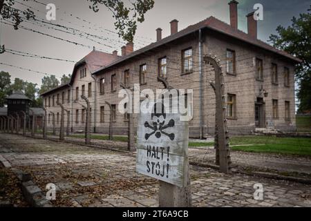 KZ Auschwitz ein Schild mit dem deutschen Wort HALT und dem polnischen Wort STOJ steht auf dem Gelaende vor den Stacheldrahtzaeunen *** Konzentrationslager Auschwitz Ein Schild mit dem deutschen Wort HALT und dem polnischen Wort STOJ steht auf dem Gelände vor den Stacheldrahtzäunen xMMx Credit: Imago/Alamy Live News Stockfoto