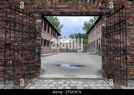 KZ Auschwitz auf dem Hof zwischen dem Block 10 und Block 11, dem sogenannten Todestrakt, steht die schwarze Wand, ein Kugelfang aus schwarzen Isolierplatten, an der zahlreichen Gefangene erschossen wurden. *** Konzentrationslager Auschwitz im Innenhof zwischen Block 10 und Block 11, der sogenannten Todeszelle, steht die schwarze Mauer, eine Schussfalle aus schwarzen Isolierplatten, in der zahlreiche Gefangene erschossen wurden xMMx Credit: Imago/Alamy Live News Stockfoto