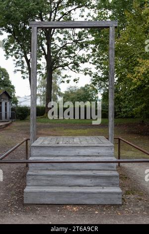 KZ Auschwitz auf dem Gelaende vor der ehemaligen Gaskammer des Stammlagers Auschwitz steht der Galgen an dem ehemaligen Lagerkommandant Rudolf Hoess nach Kriegsende erhängt wurde *** Konzentrationslager Auschwitz auf dem Gelände vor der ehemaligen Gaskammer des Hauptlagers Auschwitz steht der Galgen auf dem der Galgen steht der ehemalige Lagerkommandant Rudolf Hoess wurde nach Kriegsende gehängt xMMx Credit: Imago/Alamy Live News Stockfoto