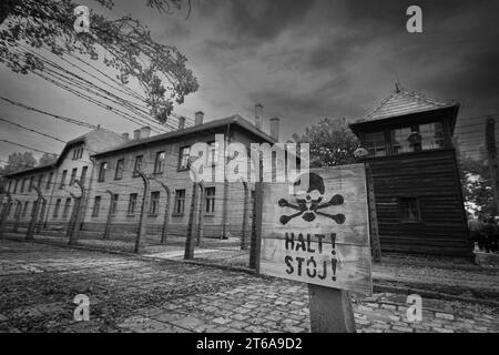 KZ Auschwitz ein Schild mit dem deutschen Wort HALT und dem polnischen Wort STOJ steht auf dem Gelaende vor den Stacheldrahtzaeunen *** Konzentrationslager Auschwitz Ein Schild mit dem deutschen Wort HALT und dem polnischen Wort STOJ steht auf dem Gelände vor den Stacheldrahtzäunen xMMx Credit: Imago/Alamy Live News Stockfoto