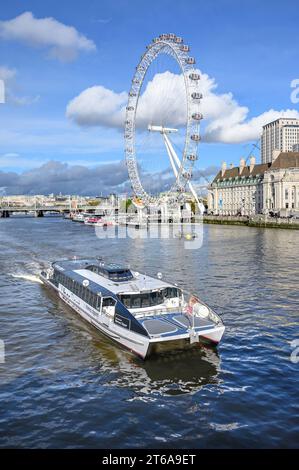 London, Großbritannien. Mercury Clipper - Uber Boot, vorbei am London Eye / Millennium Wheel und Country Hall, auf der Themse, gesehen von hier Stockfoto