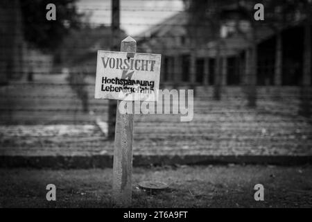 KZ Auschwitz ein Schild mit dem deutschen Schriftzug VORSICHT Hochspannung Lebensgefahr steht auf dem Gelaende vor den Stacheldrahtzaeunen *** Konzentrationslager Auschwitz Ein Schild mit der deutschen Aufschrift VORSICHT Hochspannung Lebensgefahr steht auf dem Gelände vor den Stacheldrahtzäunen xMMx Credit: Imago/Alamy Live News Stockfoto