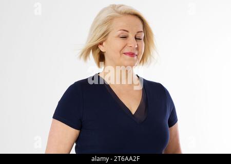 Eine blonde Frau mittleren Alters porträtiert mit geschlossenen Augen ihre Haare im Wind flattern Stockfoto