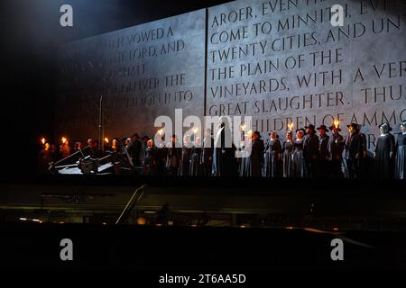 Zentrum: Allan Clayton (Jephtha) wartet auf das Opfer seiner Tochter auf dem Scheiterhaufen in JEPHTHA von Händel an der Royal Opera, Covent Garden, London WC2 08/11/2023 Musik: George Frideric Händel Libretto: Thomas Morell Dirigent: Laurence Cummings Bühnenbild: Simon Lima Holdsworth Kostüme: Ilona Karas Beleuchtung: Fabiani Piccioli Bewegung: Anna Morrissey Regie: Oliver Mears Stockfoto