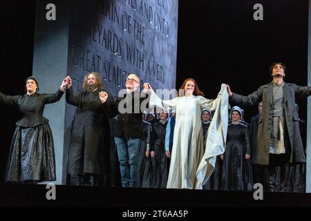 Vorhangaufruf am Ende der öffentlichen Generalprobe von JEPHTHA von Händel an der Royal Opera, Covent Garden, London WC2 am 06/11/2023 - l-r: Alice Coote (Storge), Allan Clayton (Jephtha), Laurence Cummings (Dirigent), Jennifer France (Iphis), Cameron Shahbazi (Hamor) Musik: George Frideric Händel Libretto: Thomas Morell Dirigent: Laurence Cummings Bühnenbild: Simon Lima Holdsworth Kostüme: Ilona Karas Beleuchtung: Fabiani Piccioli Bewegung: Anna Morrissey Regie: Oliver Mears Stockfoto