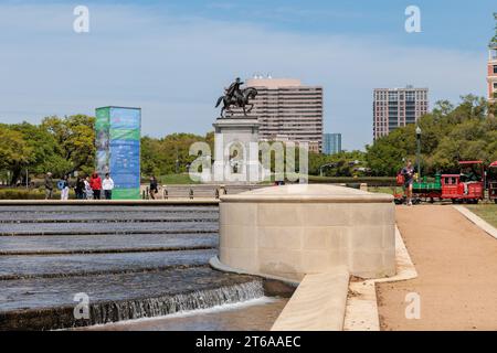 Bronzeskulptur von Sam Houston hinter dem Mary Gibbs und dem Jesse H. Jones Reflection Pool im Hermann Park in der Innenstadt von Houston, Texas Stockfoto