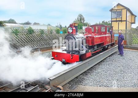 Schmalspurbahn-Dampflokomotive „Mark Timothy“ und Besatzung an der Drehscheibe im Bahnhof Wroxham mit Hauptbahnstellwerk England UK Stockfoto