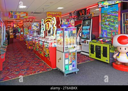 Amusement Arcade Eingang am frühen Morgen Seebad farbenfrohe Innenräume Spielautomaten Geschäftsräume helle Farben Norfolk England UK Stockfoto