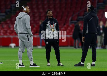 Amsterdam, Niederlande. November 2023. Spieler von Brighton besichtigen das Feld während des Fußballspiels der UEFA Europa League zwischen Ajax und Brighton in der Johan Cruyff Arena in Amsterdam, Niederlande. (James Whitehead/SPP) Credit: SPP Sport Press Photo. /Alamy Live News Stockfoto