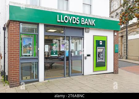 Lloyds Bank-Gebäude in Cromer grünes Fenster, in dem Kunden über bevorstehende Schließungen der Filialen am 25. Oktober 2023 informiert werden Norfolk England UK Stockfoto