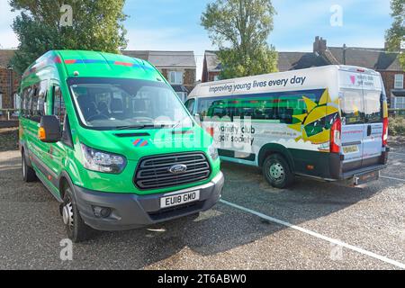 Lady Taverners Green Minibus & Variety Club Golf Society geparkte Minibus-Wohltätigkeitsorganisationen verbinden sich im Hunstanton Resort, um jungen Menschen einen Tag in England zu bereiten Stockfoto