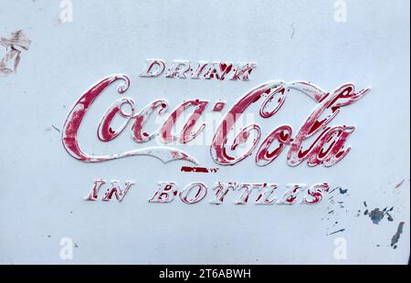 Nahaufnahme einer Inschrift auf einem alten Coca-Cola-Automaten. Downers Grove Illinois IL USA Stockfoto