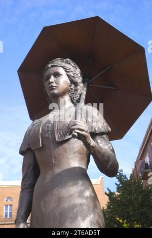 Bronzestatue der Habsburger Kaiserin Elisabeth (Erzsebet), bekannt als Sisi, mit einem Sonnenschirm, Madach ter, Erzsebetvaros, Elizabeth Town, Budapest, Ungarn Stockfoto