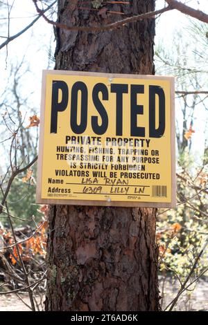 Ein Warnschild, das Jagd, Angeln, Fallen oder Eindringen auf diesem Grundstück verbietet. Verstöße werden strafrechtlich verfolgt. Danbury Wisconsin (USA) Stockfoto