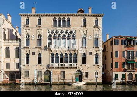 Fassade des Pazzo Bernardo, Calle della Madonnetta, 1429A, 30125 Venezia VE, Italien Stockfoto