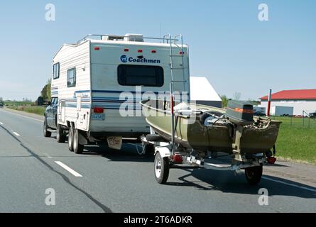 Kutscher, der mit einem Außenbordmotor Johnson 20 auf dem Highway ein Fischerboot schleppt. Ein neidischer Lebensstil. Nisswa Minnesota MN USA Stockfoto