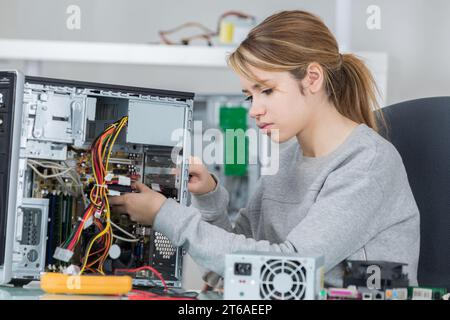 Schülerin im Elektroniklabor Stockfoto