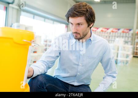 Ein Mann im baumarkt Stockfoto