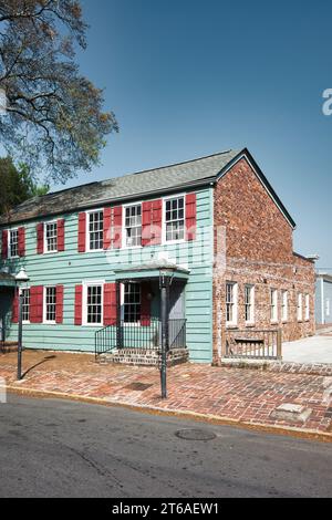 Historisches Haus im Zentrum von Savannah, Georgia, USA an einem sonnigen Tag. Stockfoto
