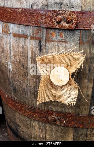 Eine Bauchtülle auf einem Whiskyfass in der Springbank Distillery, die Single Malt Whisky in Campbeltown auf der Kintyre Peninsula in Argyll & Bute, Schottland produziert Stockfoto