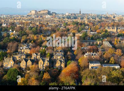 Blick auf den Vorort Grange mit vielen großen, teuren Einfamilienhäusern in Richtung Stadtzentrum von Edinburgh vom Blackford Hill im Herbst, Edinburgh, Scotl Stockfoto