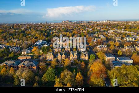 Blick auf den Vorort Grange mit vielen großen, teuren Einfamilienhäusern in Richtung Stadtzentrum von Edinburgh vom Blackford Hill im Herbst, Edinburgh, Scotl Stockfoto