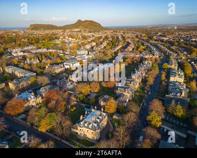 Blick auf den Vorort Blackford mit vielen großen Einfamilienhäusern im Herbst, Edinburgh, Schottland, Großbritannien Stockfoto