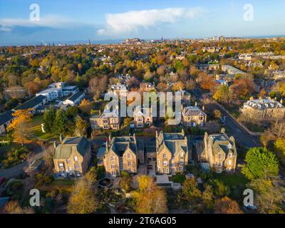 Blick über den Vorort Grange mit vielen großen, teuren Einfamilienhäusern ins Stadtzentrum von Edinburgh vom Blackford Hill im Herbst, Edinburgh, Schottland Stockfoto