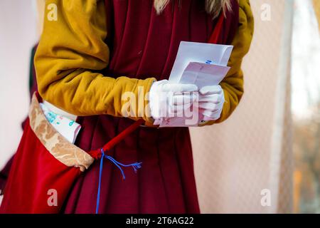 Brief der Kinder mit Wunsch an den Magierkönig. Drei magische Könige in der Parade, spanische Weise Männer. Weihnachtsfeier Stockfoto