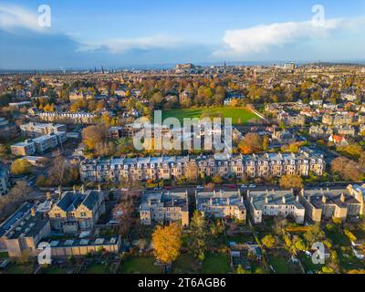 Blick auf den Vorort Grange mit vielen großen, teuren Einfamilienhäusern in Richtung Stadtzentrum von Edinburgh vom Blackford Hill im Herbst, Edinburgh, Scotl Stockfoto