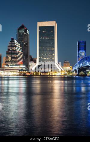 Skyline von Jacksonville Florida USA bei Nacht beleuchtet Stockfoto