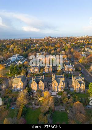 Blick auf den Vorort Grange mit vielen großen, teuren Einfamilienhäusern in Richtung Stadtzentrum von Edinburgh vom Blackford Hill im Herbst, Edinburgh, Scotl Stockfoto