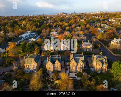 Blick auf den Vorort Grange mit vielen großen, teuren Einfamilienhäusern in Richtung Stadtzentrum von Edinburgh vom Blackford Hill im Herbst, Edinburgh, Scotl Stockfoto