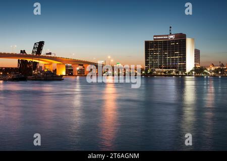 Saint Johns River im Zentrum von Jacksonville, Florida, USA bei Nacht. Stockfoto