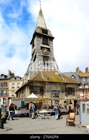Flohmarkt, Brocante, vor dem hölzernen Glockenturm der St. Katharinenkirche, Place St. Katharina, Honfleur, Calvados, Normandie, Frankreich Stockfoto