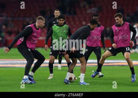 Amsterdam, Niederlande. November 2023. Die Spieler von Brighton wärmen sich während des UEFA Europa League-Fußballspiels zwischen Ajax und Brighton in der Johan Cruyff Arena in Amsterdam auf. (James Whitehead/SPP) Credit: SPP Sport Press Photo. /Alamy Live News Stockfoto