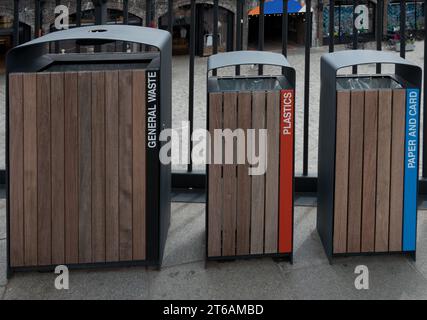 Abfallbehälter für das Recycling von allgemeinen Abfällen, Kunststoffen, Papier und Karten Stockfoto