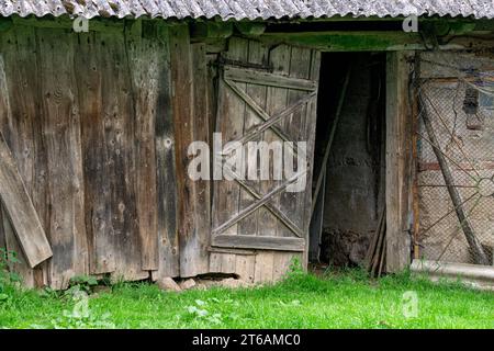 Alte kaputte Holztür aus Brettern Stockfoto