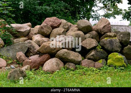 Ein Haufen großer Granitsteine, die vom Feld gesammelt wurden Stockfoto