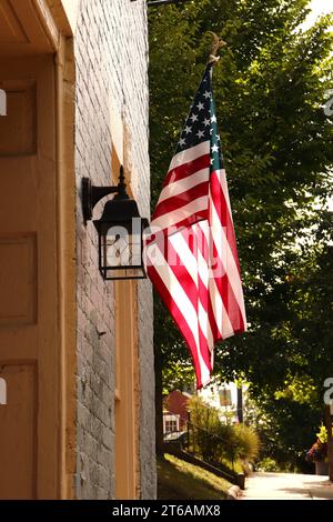 Die amerikanische Flagge hängt an der Gebäudemauer Stockfoto