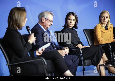 Opening Panel zum Thema: Halfway to Washington DC: Integration politischer, technischer und militärischer Anstrengungen zur Stärkung des Beitrags des Cyber zu unserer globalen Abschreckungs- und Verteidigungshaltung mit hier im Bild L-R Hanke Bruins Slot, Aussenministerin der Niederlande, Jean Asselborn, Aussenministerin von Luxemburg, Annalena Baerbock, Bundesaussenministerin, und Elina Valtonen, Aussenministerin von Finnland, im Rahmen der Eroeffnung der NATO Cyberkonferenz im Auswaertigen Amt in Berlin, 09.11.2023. Berlin Deutschland *** Eröffnungsgremium zur Halbzeit bis Washington DC, das politische, technische und Stockfoto