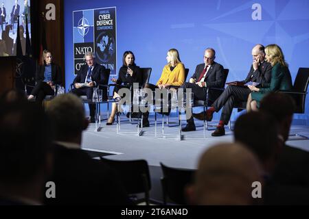 Opening Panel zum Thema: Halfway to Washington DC: Integration politischer, technischer und militärischer Anstrengungen zur Stärkung des Beitrags des Cybers zu unserer globalen Abschreckungs- und Verteidigungshaltung mit L-R Hanke Bruins Slot, Aussenministerin der Niederlande, Jean Asselborn, Aussenministerin von Luxemburg, Annalena Baerbock, Bundesaussenministerin, Elina Valtonen, Aussenministerin von Finnland, Igli Hasani, Aussenminister von Albanien, und Leo Docherty, Staatsminister für Europa und Nrdamerika des Vereinigten Koenigreichs, im Rahmen der Eroeffnung der NATO Cyberkonferenz im Auswaertigen Amt in Berlin, Stockfoto