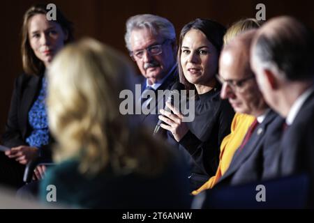 Opening Panel zum Thema: Halfway to Washington DC: Integration politischer, technischer und militärischer Anstrengungen zur Stärkung des Beitrags des Cybers zu unserer globalen Abschreckungs- und Verteidigungshaltung mit L-R Hanke Bruins Slot, Aussenministerin der Niederlande, Jean Asselborn, Aussenministerin von Luxemburg, Annalena Baerbock, Bundesaussenministerin, Elina Valtonen, Aussenministerin von Finnland, Igli Hasani, Aussenminister von Albanien, und Leo Docherty, Staatsminister für Europa und Nrdamerika des Vereinigten Koenigreichs, im Rahmen der Eroeffnung der NATO Cyberkonferenz im Auswaertigen Amt in Berlin, Stockfoto