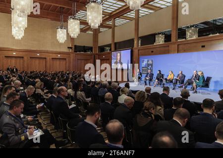 Opening Panel zum Thema: Halfway to Washington DC: Integration politischer, technischer und militärischer Anstrengungen zur Stärkung des Beitrags des Cybers zu unserer globalen Abschreckungs- und Verteidigungshaltung mit L-R Hanke Bruins Slot, Aussenministerin der Niederlande, Jean Asselborn, Aussenministerin von Luxemburg, Annalena Baerbock, Bundesaussenministerin, Elina Valtonen, Aussenministerin von Finnland, Igli Hasani, Aussenminister von Albanien, und Leo Docherty, Staatsminister für Europa und Nrdamerika des Vereinigten Koenigreichs, im Rahmen der Eroeffnung der NATO Cyberkonferenz im Auswaertigen Amt in Berlin, Stockfoto