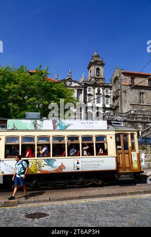 Alte Straßenbahn am Bahnhof Infante, Kirche San Francisco im Hintergrund, Viertel Ribeira, Porto/Porto, Portugal Stockfoto
