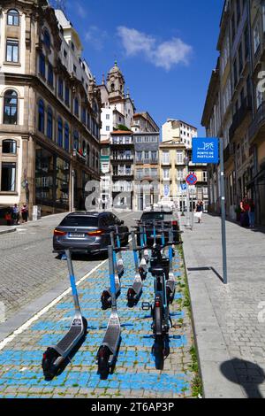 Elektroroller parken am Sharing Point auf der Rua de Ferreira Borges, Kirchturm Igreja da Vitória im Hintergrund, Ribeira, Porto/Porto, Portugal Stockfoto