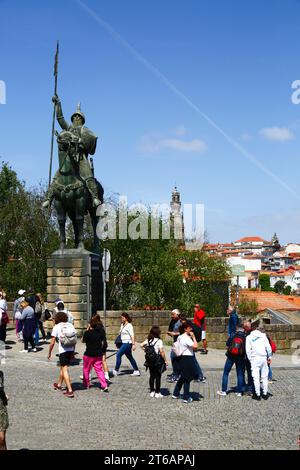 Die Gruppe geht vorbei an der Statue von Vímara Peres, dem Kirchturm Torre dos Clérigos im Hintergrund, Ribeira, Porto/Porto, Portugal Stockfoto