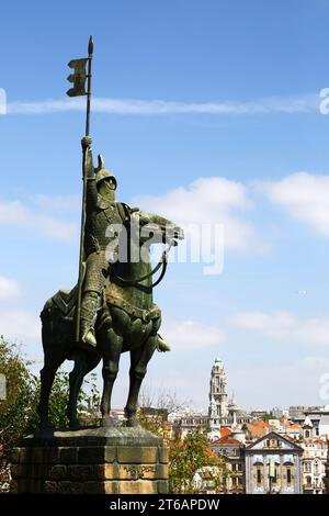 Statue von Vímara Peres (gilt als erster Graf von Portugal), Rathausturm im Hintergrund, Ribeira, Porto/Porto, Portugal Stockfoto