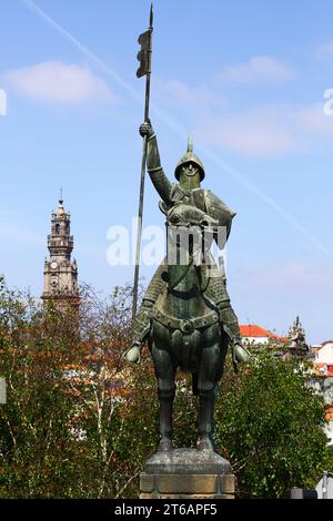 Statue von Vímara Peres (gilt als erster Graf von Portugal), Kirchturm Torre dos Clérigos im Hintergrund, Ribeira, Porto/Porto, Portugal Stockfoto